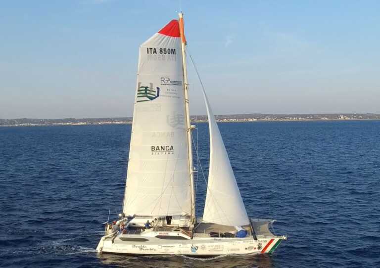 Galleria foto 'Su un catamarano in giro per il mondo per parlare di ambiente: l’impresa dei fratelli Vetrugno parte da Taranto' - foto 1