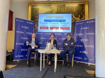 E-commerce, studio Ambrosetti-Amazon: “Contiene inflazione e difende potere acquisto”