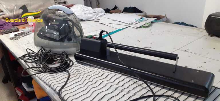 Galleria foto 'Sequestrati più di 100mila capi di abbigliamento contraffatti a Barletta: scoperta una fabbrica abusiva' - foto 2