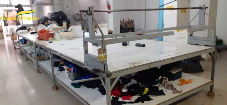Sequestrati più di 100mila capi di abbigliamento contraffatti a Barletta: scoperta una fabbrica abusiva