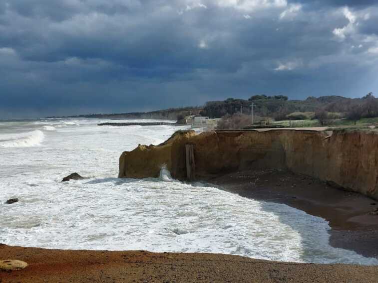 Continui crolli delle falesie sulla costa brindisina. L’allarme: «Servono barriere frangiflutti»