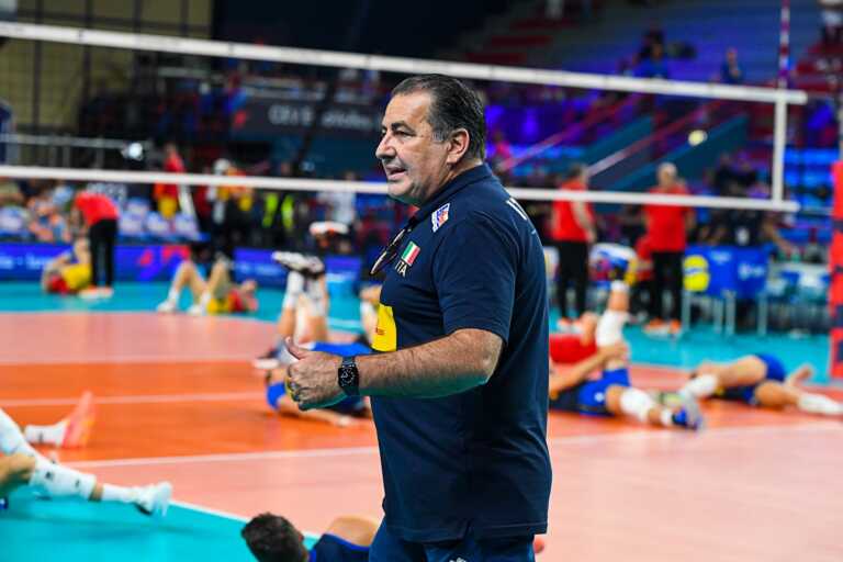 Volley, l’emozione di De Giorgi dopo la vittoria al PalaFlorio sull’Olanda: «Grazie Bari, grazie Puglia»