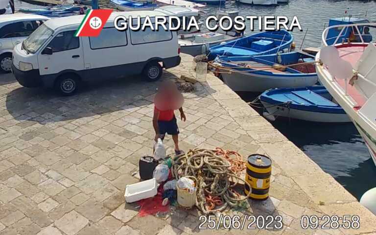 Abbandonano rifiuti nel porto a Gallipoli: multe salate per cinque “furbetti” ripresi dalle fototrappole