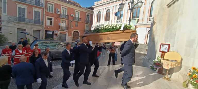L’ultimo saluto a Franca Marasco, la tabaccaia uccisa durante una rapina. Il vescovo: «Foggia reagisci»