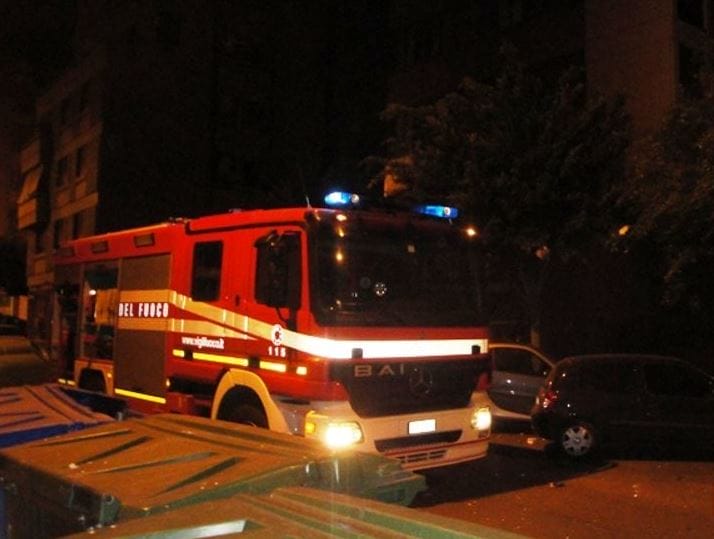 Auto distrutta dalle fiamme nel leccese. È giallo sull’ennesimo rogo