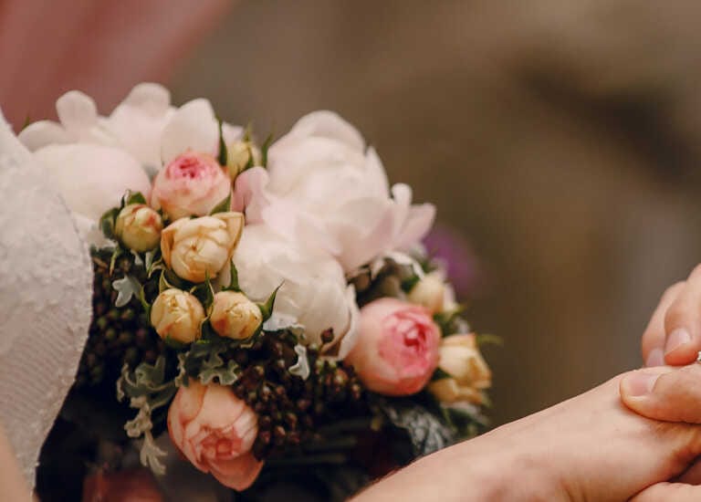 Bloccano una strada a Taranto per la serenata di un matrimonio: denunciati mamma e figlio