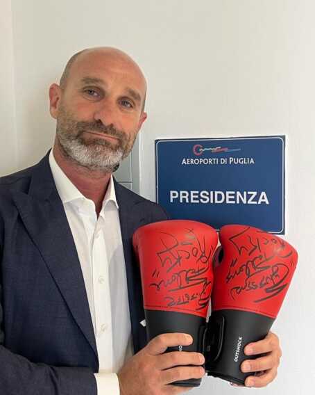 Galleria foto 'Bari, all’asta i guantoni autografati da Rocky: il ricavato in beneficenza per il contrasto alla devianza minorile' - foto 1