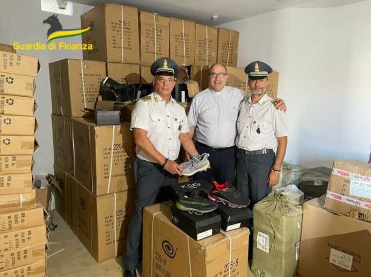 Bari, circa mille paia di scarpe contraffatte donate dalla Guardia di finanza ad associazioni benefiche