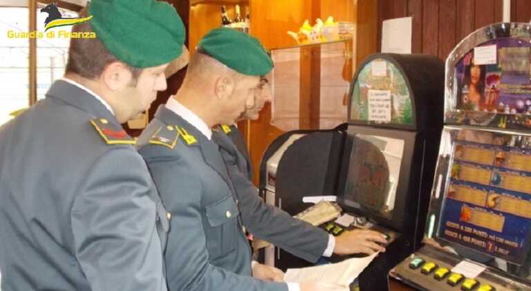 Taranto, slot machine non collegate alla rete telematica: scoperta evasione da 700mila euro. Tre denunce