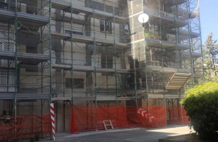 Modugno, cantiere fermo dopo aver usufruito del 110%. I residenti: «Siamo ostaggi dell’impalcatura»