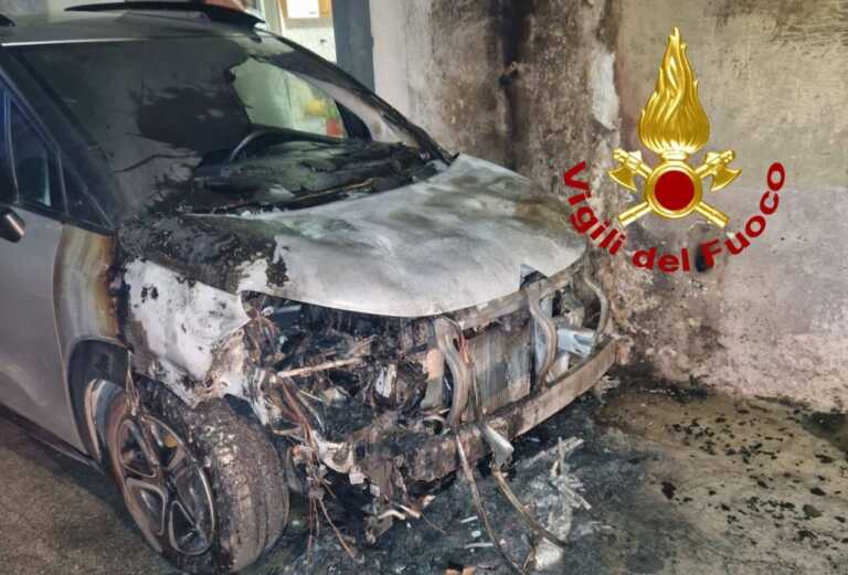 Auto in fiamme nelle prime ore del mattino ad Alliste: intervengono i vigili del fuoco. Indagini in corso