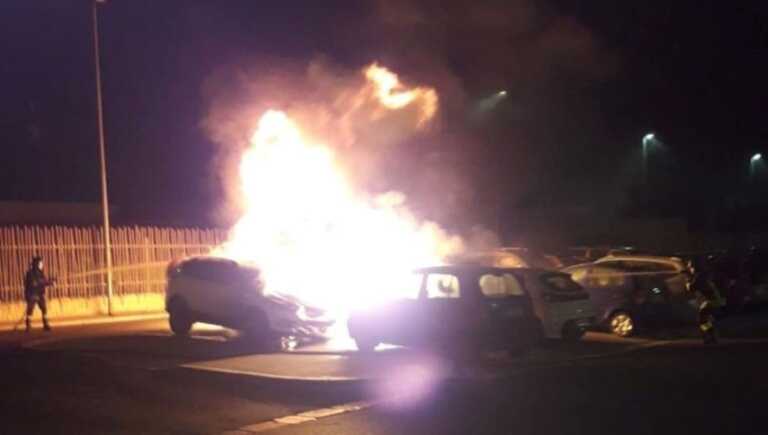 Maxi incendio a Brindisi: tre auto distrutte, altre quattro danneggiate dalle fiamme in via Di Vittorio