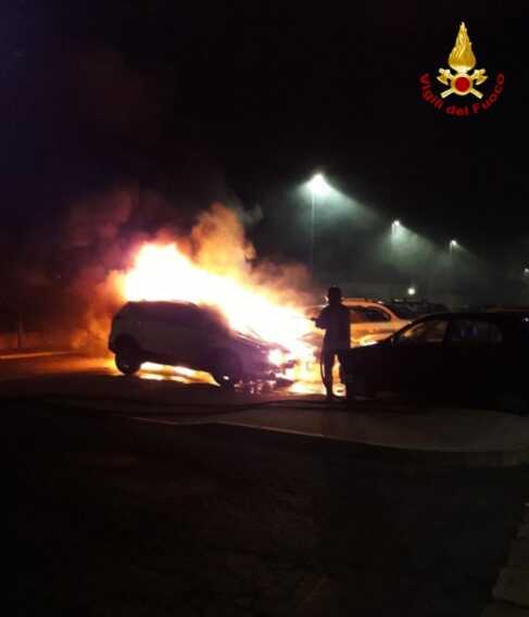 Galleria foto 'Maxi incendio a Brindisi: tre auto distrutte, altre quattro danneggiate dalle fiamme in via Di Vittorio' - foto 2