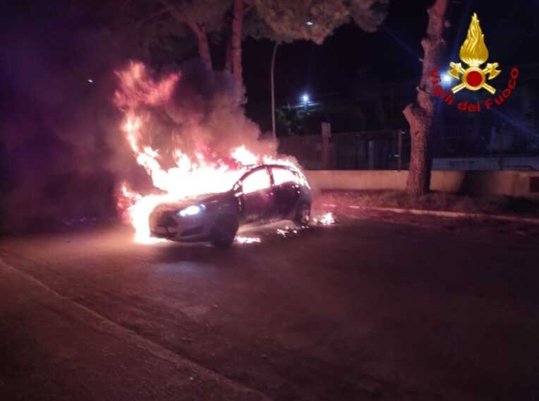 Auto in fiamme in un cortile privato a Brindisi: intervengono i vigili del fuoco e la polizia per i rilievi