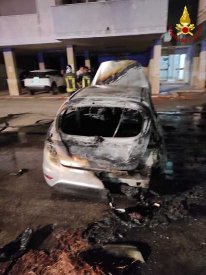 Galleria foto 'Auto in fiamme in un cortile privato a Brindisi: intervengono i vigili del fuoco e la polizia per i rilievi' - foto 1
