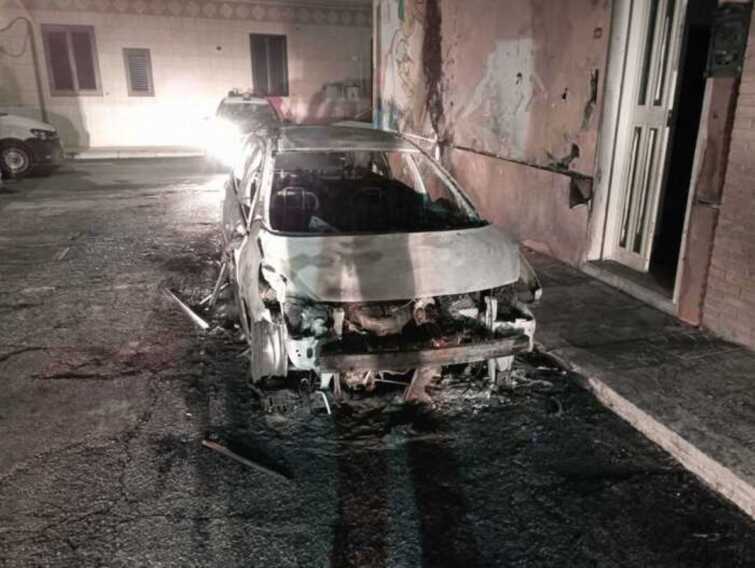 In fiamme l’auto di un ispettore della Polizia locale di Stornara: indagano i carabinieri