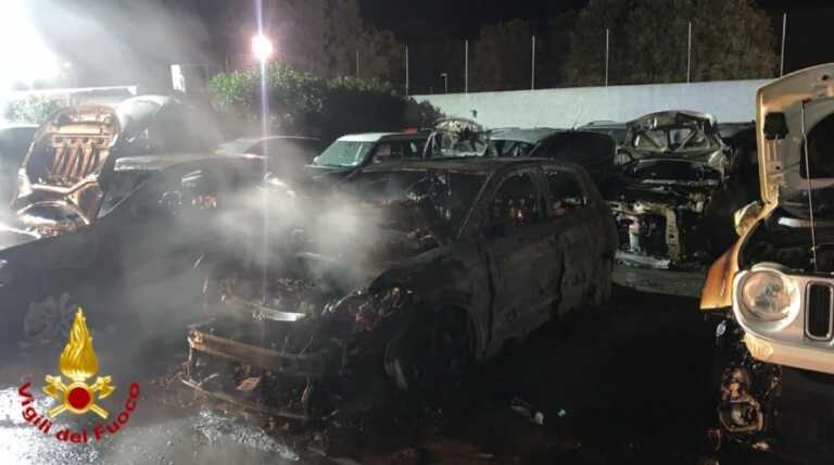 Galleria foto 'Attentato incendiario contro un autosalone a San Michele Salentino: almeno 10 i mezzi distrutti – FOTO' - foto 1