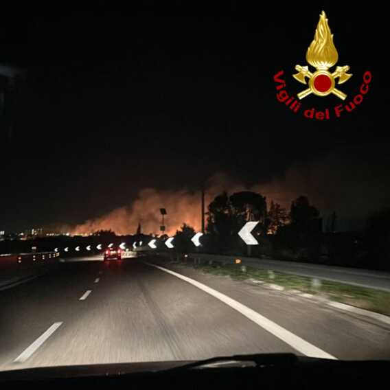 Galleria foto 'Vasto incendio nel bosco Buia a Lequile: vigili del fuoco all’opera per quasi sei ore. Indagini sulle cause' - foto 1