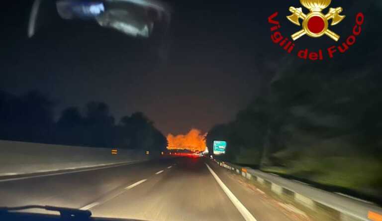 Vasto incendio nel bosco Buia a Lequile: vigili del fuoco all’opera per quasi sei ore. Indagini sulle cause