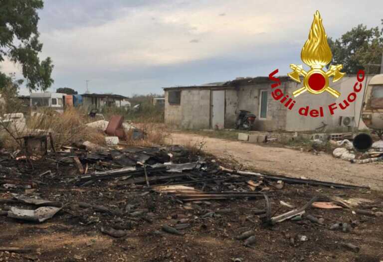 Lecce, incendio nella notte al campo Panareo: a fuoco sterpaglie e alberi, paura per le abitazioni