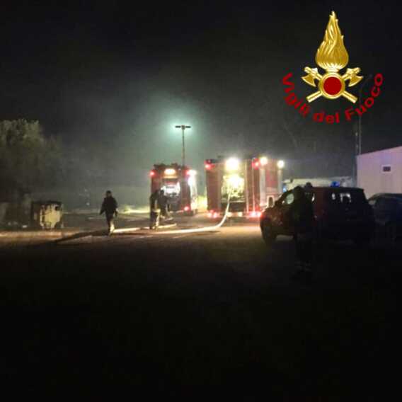 Galleria foto 'Lecce, incendio nella notte al campo Panareo: a fuoco sterpaglie e alberi, paura per le abitazioni' - foto 1