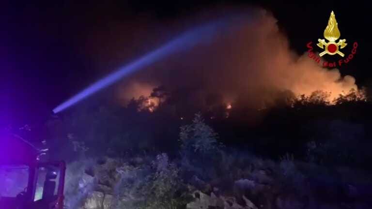 Santa Cesarea Terme: vasto incendio sulla strada panoramica. Le fiamme lambiscono l’impianto sportivo – VIDEO