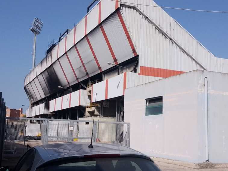 Taranto, dopo gli incendi primo sopralluogo allo “Iacovone”: «Un’agibilità parziale per riaprire presto»