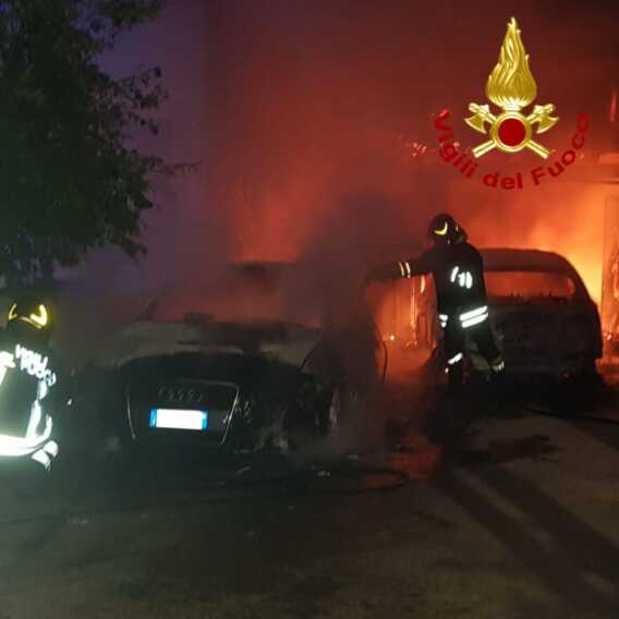 Galleria foto 'Incendio nella notte a Supersano: le fiamme distruggono due auto di proprietà di un 39enne' - foto 1