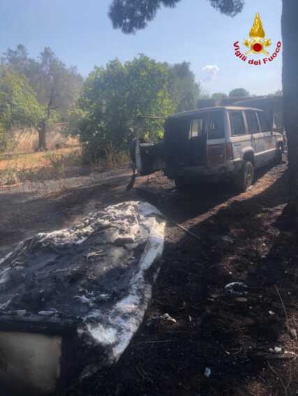 Galleria foto 'Incendio in un terreno a Torre Santa Susanna: le fiamme distruggono un furgone e un gommone' - foto 1