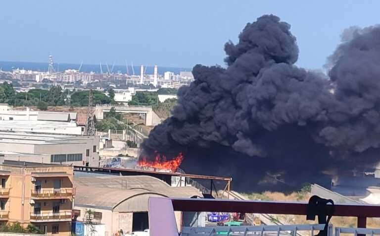 Incendio alla zona industriale di Modugno: fiamme e un’alta colonna di fumo da Recuperi Pugliesi – VIDEO