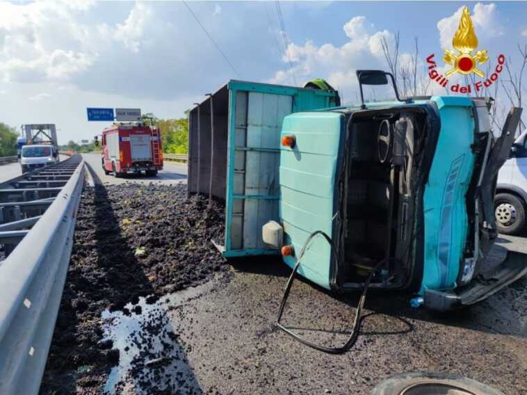 Scoppia uno pneumatico e il camion carico d’uva si ribalta sulla statale 7 nel Brindisino: autista in ospedale