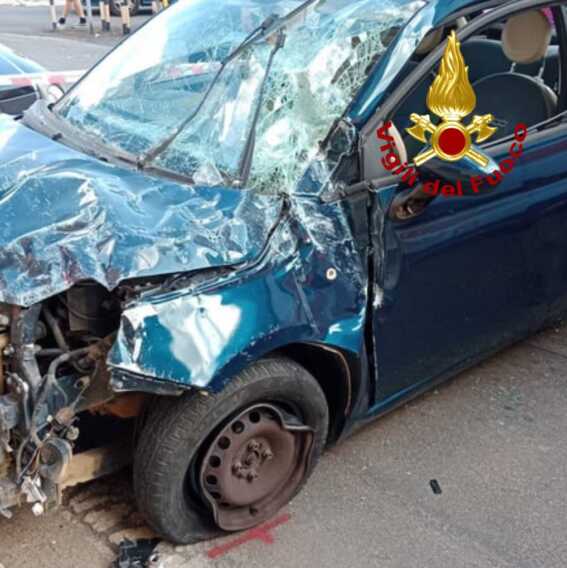 Galleria foto 'Scontro tra due auto a Casarano: una finisce in un negozio di abbigliamento, l’altra in una concessionaria' - foto 2