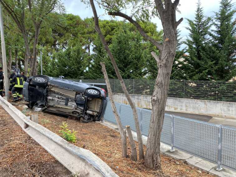 L’auto finisce fuori strada e si ribalta sulla provinciale 2 ad Andria: muore un uomo, grave la moglie