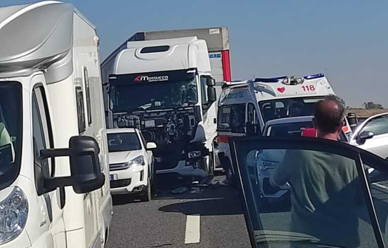 Fumo invade la A14 tra San Severo e Foggia: sette mezzi si scontrano, tra loro un tir e un’ambulanza – FOTO