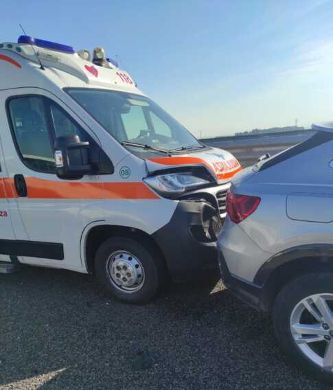 Galleria foto 'Fumo invade la A14 tra San Severo e Foggia: sette mezzi si scontrano, tra loro un tir e un’ambulanza – FOTO' - foto 2