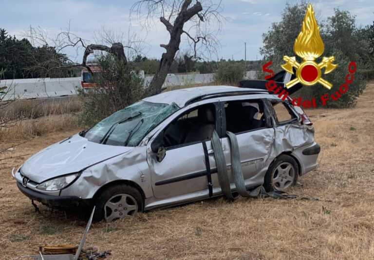 Auto fuori strada sulla statale 101: ferita una donna di 67 anni estratta dalle lamiere dai vigili del fuoco