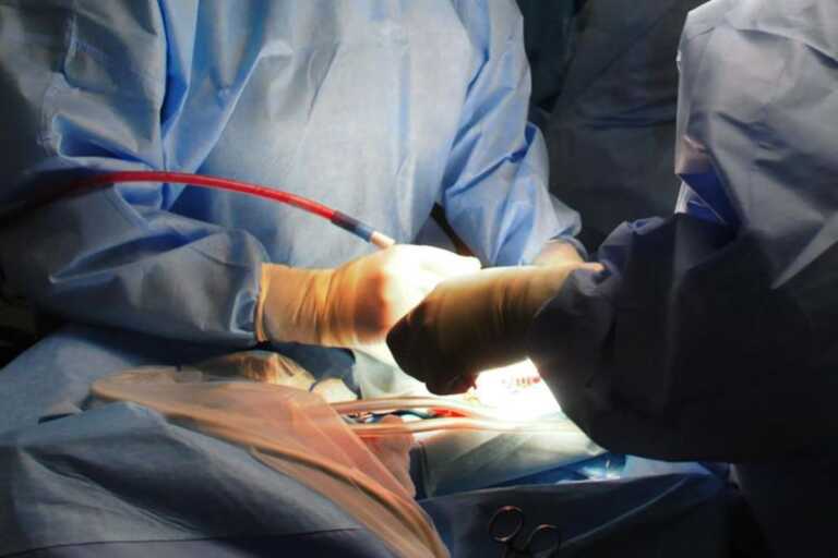 Lecce, 71enne muore dopo un intervento: la Procura apre un’inchiesta. Cinque indagati tra medici e sanitari