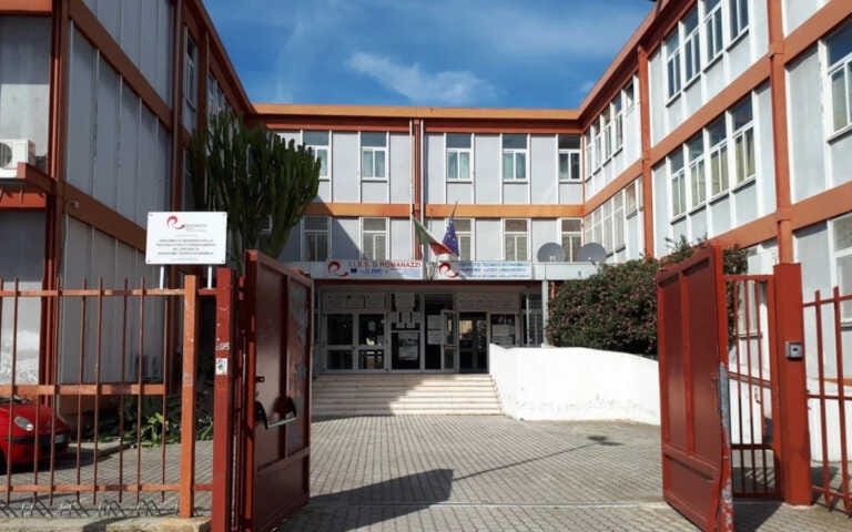 Bari, un alunno spara al professore con una pistola ad aria compressa: è accaduto al “Romanazzi”