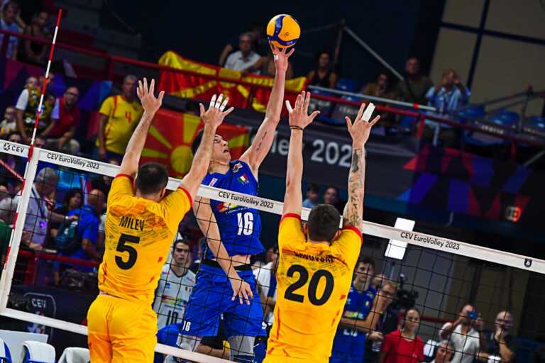 Macedonia ko: l’Italvolley vola ai quarti. Al PalaFlorio anche Emiliano: «Il grande sport a Bari» – VIDEO