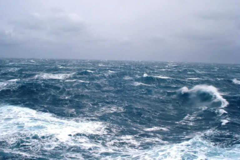 Venti di burrasca lungo la costa e mare molto mosso: stop ai collegamenti con le Isole Tremiti