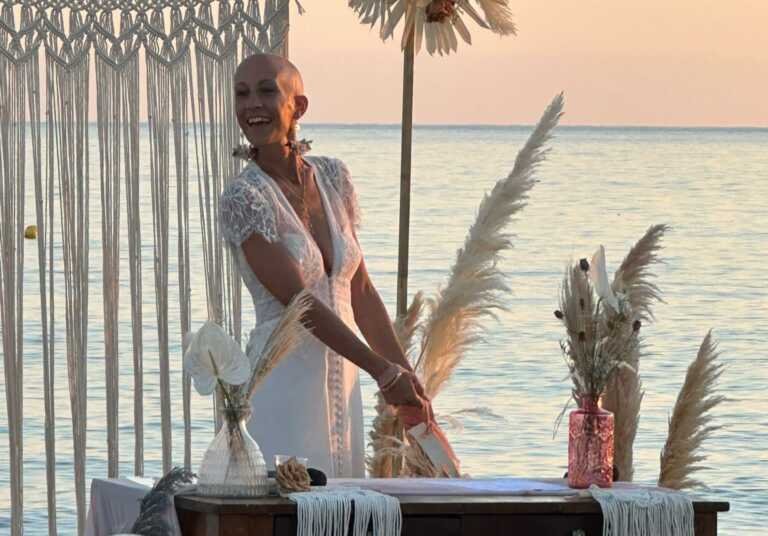 Marina dalla Francia al Salento per sposarsi con se stessa nonostante la malattia: «Le nozze un inno alla vita»