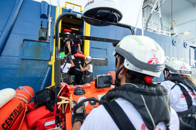 Migranti, slitta l’arrivo della Geo Barents a Bari: a causa del maltempo la nave attraccherà in porto domani