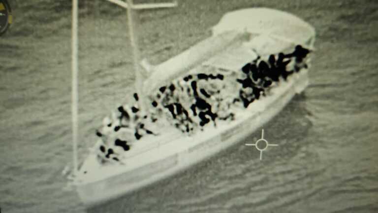 Intercettati 83 migranti su una barca a vela al largo del Salento: sbarcati a Leuca. Tra loro 15 minori