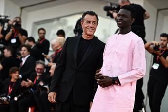 Mostra Cinema Venezia, attore di Garrone miglior esordiente: Seydou Sarr piange sul palco