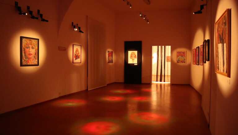 Bari, prorogata la mostra su Raffaella Carrà al Museo civico: ancora un mese in compagnia dell'”Icona dell’arte”