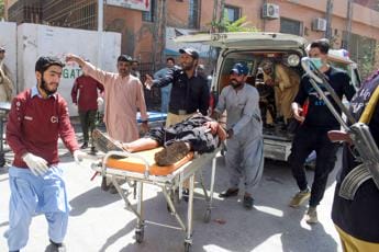 Pakistan, attacco kamikaze in Baluchistan: 52 morti