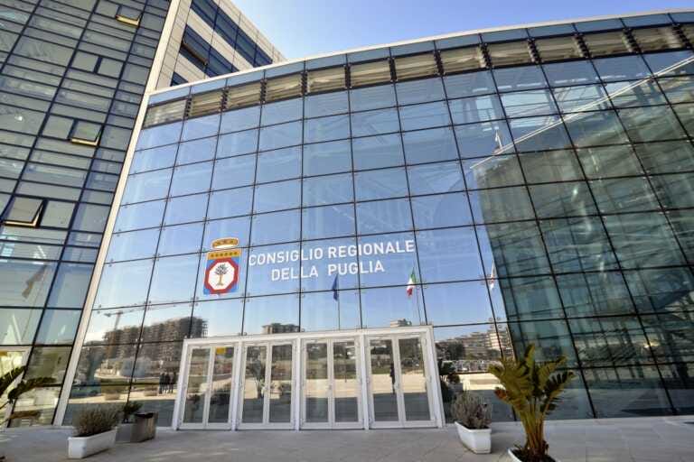 Regione Puglia: dopo le liste d’attesa, la rotazione dei dirigenti. Azione presenta la proposta di legge