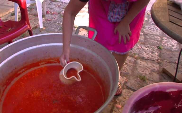 Marmellate, sottoli e l’immancabile passata di pomodoro: per le famiglie pugliesi torna il rito “fai da te”