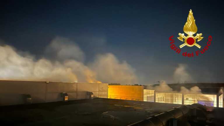 Incendio nell’impianto di biostabilizzazione a Cavallino: vigili del fuoco all’opera per tutta la notte – VIDEO