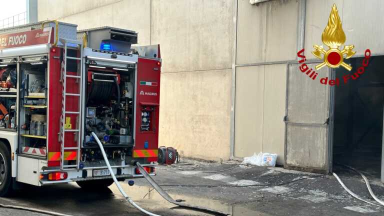 Galleria foto 'Incendio nell’impianto di biostabilizzazione a Cavallino: vigili del fuoco all’opera per tutta la notte – VIDEO' - foto 1